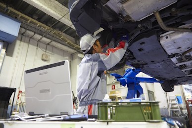 高温、低温、粉塵が舞う過酷な環境でも、一年を通して安定稼働する「頑丈性」に加え、現場の生産性を向上させる「大画面と高性能」が導入の決め手に