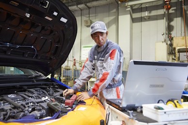 FZ-55は14インチの⼤画⾯なので、資料も⾒やすく、これまで暗記して臨んでいた業務も、PCで⼿順書を確認しながら作業可能に。