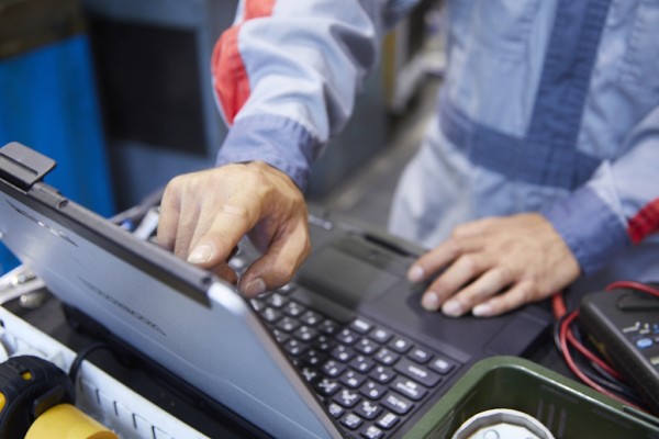 タッチパネルモデルは指先でピンチ操作が可能なため、細かい図⾯資料などをディスプレイ上でスムーズに閲覧でき、作業が快適。また⼿袋を装着した状態での操作も可能。