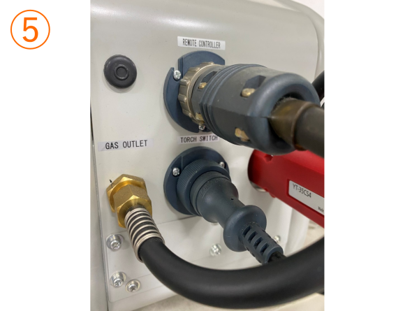 溶接_NR1_コンシェルジュ_送給装置トーチ接続部の説明画像です。