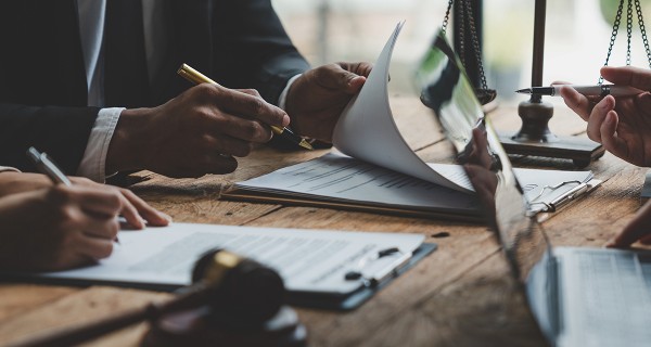 テーブルの上にある書類を見ながら、複数名で議論