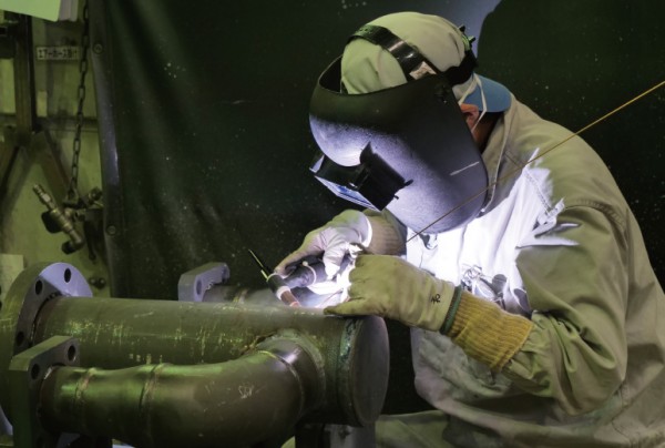 大型機器の組み立ては溶接を行うため火災防止の安全管理が課題