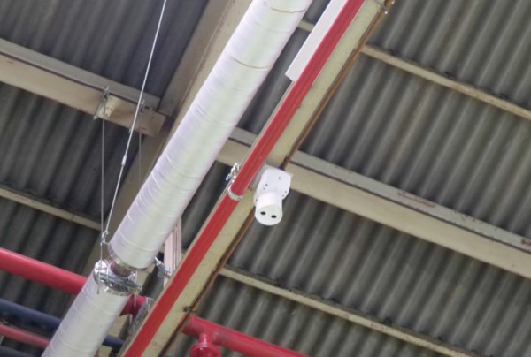 溶接場の天井に設置したサーマルカメラ