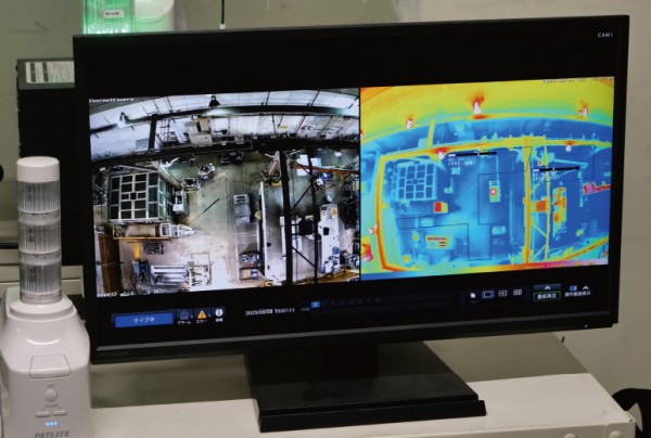 画面の左に監視映像、右側にサーマル映像を表示。異常が検知されるとパトライトが点灯