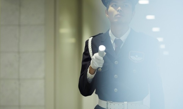 巡回する警備員