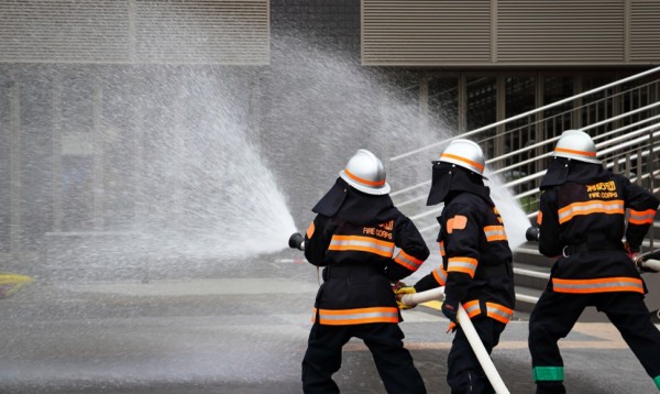 消火活動を行う消防隊