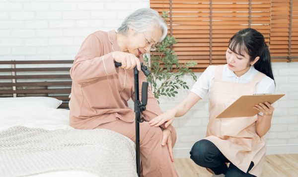 訪問介護をするスタッフ