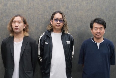バルス株式会社　プロデューサー　平木 洋輔様（ 写真右）　テクニカルディレクター　山口 純弥様（写真左）　株式会社キョードー東京　ライブ・エンターテインメント事業本部　事業一部　寺本 昂平様（写真中央）※所属は納入時のものです。