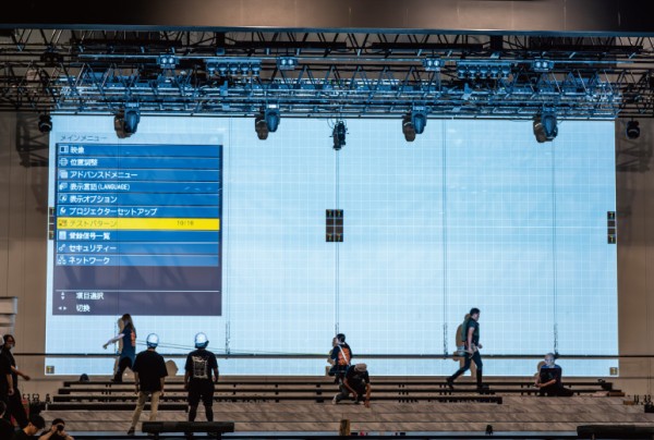 プロジェクターの設置・調整は、舞台造作や照明の設営と同時並行で実施することができた。