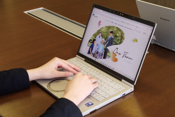 軽量かつ頑丈な設計は営業や介護現場での持ち運びに適合（現在はFVの後継モデルFCを検証中）