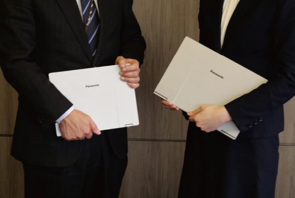 レッツノートは14.0型を採用（12.4型のSR（写真左）も一部IT推進本部で活用中）