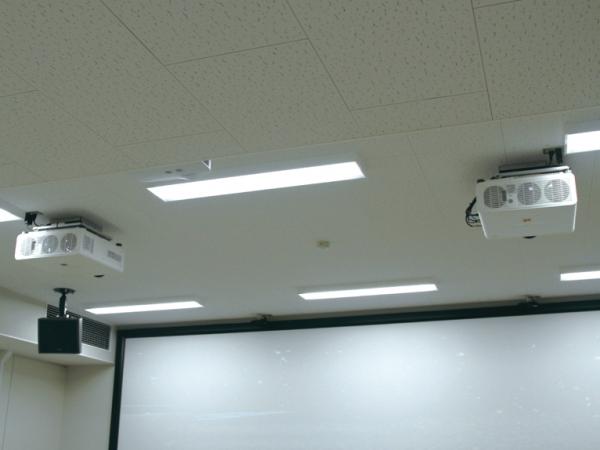 写真：2台のPT-DZ870Wは天井に溶け込み、圧迫感がありません