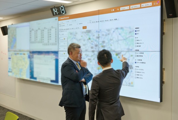 配車センターの地図モニターで車両の現在地や状況をリアルタイムで把握。