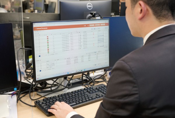 運行モニターでは配送状況を一覧で表示し、進捗率や遅延などが一目で把握できる。