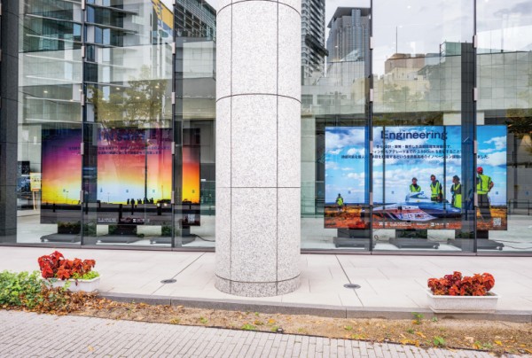 4K、高輝度の大画面表示により、ガラスを隔てた屋外からも迫力ある映像を見ることができる。