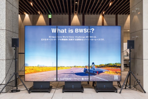 TH-86SQ1HJを3台ずつ連結した表示パターン。音響機器（デジタルワイヤレスマイク、スピーカー）と組み合わせた運用も可能。