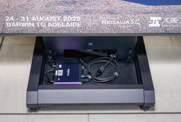 コントローラー（EM-JDSSC7HDA）は各ディスプレイのスタンド内に格納。