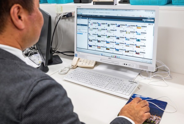 表示コンテンツの更新は担当者のPCからAcroSign®の管理画面にアクセスし実施。