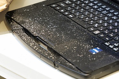 FZ-55は防塵設計で粉に強い。