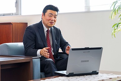 ファンレスパネルPCは背⾯にインターフェースがあり、USBや電源コードの抜き挿しが難しい筐体設計。ファンレスパネルPCは背⾯にインターフェースがあり、USBや電源コードの抜き挿しが難しい筐体設計。