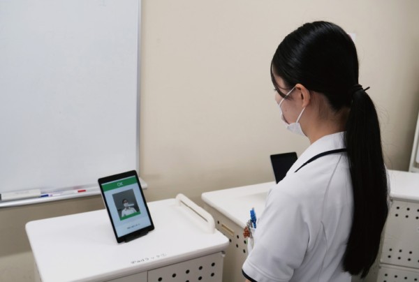 先生が持参し、教室前方に設置された顔認証端末