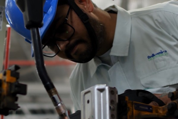 ロボットティーチング修正の様子。より良い溶接品質を追い求め、日々現場での改善を進めています。