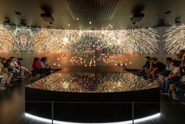 自然豊かな滋賀の四季折々の風景と、その恩恵を慈しみながら生きる人々の営み、表情豊かなびわ湖の美しさをPT-REQ12JLBの4K解像度のパノラマ映像で表現。大型スクリーンに投映される花火など色鮮やかな光のアートは圧巻であり、入場者を魅了した。