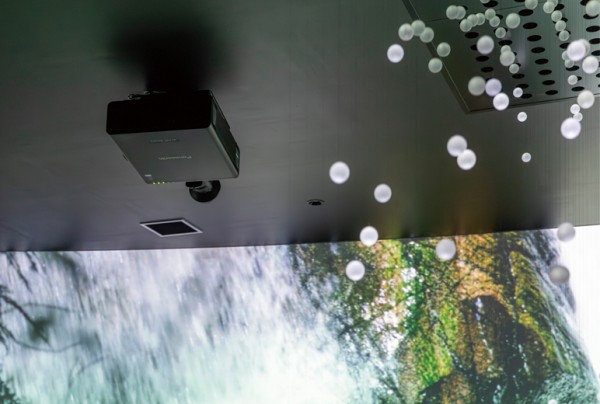 春夏秋冬の行事や名所をスクリーンに映し出しながら、数百個の光り輝く球を使った空間演出も見応えがある。