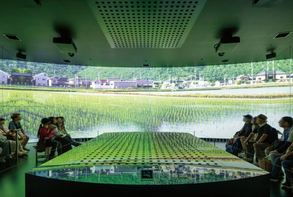 高輝度の映像が豊かに広がる田園風景など、日本の原風景をライブ感たっぷりに創出し、人々の心に深く残る体験を提供。