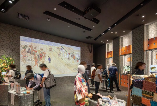 京都ゾーンのテーマ「一座建立」は、茶道で大切にされる精神の１つである。亭主と客が心を通わせ、一体感のある空間を生むという意味を持ち、PT-REQ12JLBによる美麗な映像がその独創的な世界感を見事に表現。京都の文化や産業の強み、観光資源等を最大限にアピール。