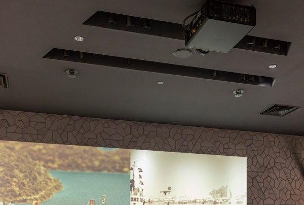 ET-C1W300レンズが限られた設置空間でプロジェクターの映像美を最大限に引き出した。