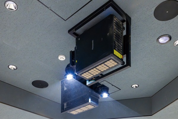 2台設置されたPT-RQ25KJが空間いっぱいに繰り広げる、圧倒的な臨場感が高評価を獲得。