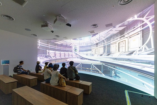 時空を超える「HYOGOミライバス」に乗車し、兵庫県の多彩な魅力を過去から未来へつながる幻想的な映像で体感できる兵庫県ゾーン。PT-REQ12JLW2台が投写する多彩な映像がスクリーンを美麗に彩り、アトラクション型のシアター空間を創出。