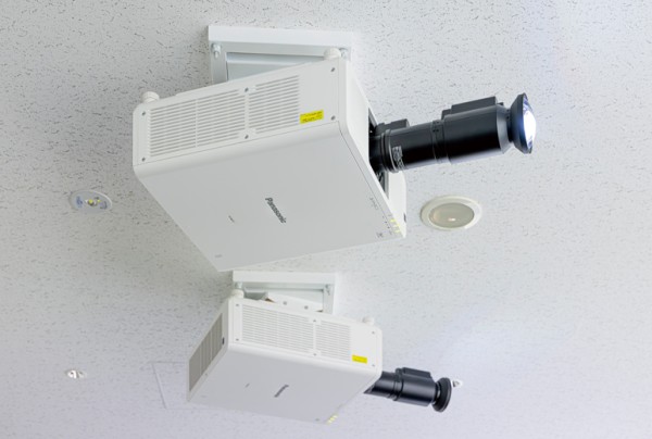 PT-REQ12JLWのホワイトボディは、白塗りの天井と一体化し、統一感のある空間美を描き出した。