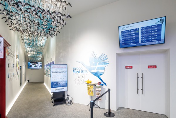 ゾーン入り口には、インフォメーション用ボードとして4K UHD液晶ディスプレイSQE2シリーズを活用し、来場者をスムーズに誘導。