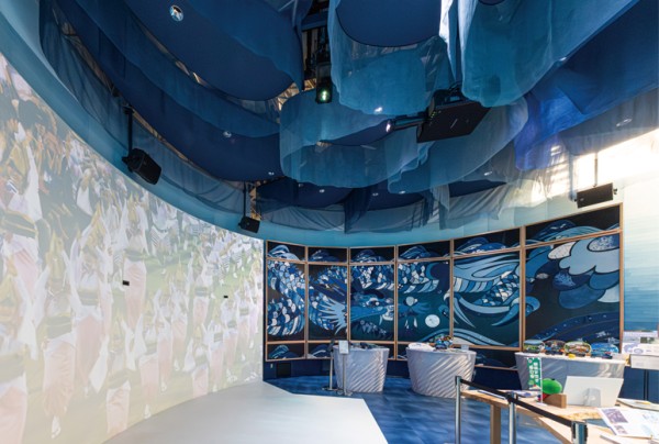 徳島県ゾーンの「現在エリア いのちの流れ」では、「祖谷のかずら橋」をはじめとする自然や観光資源、伝統芸能「阿波おどり」などをPT-REQ12JLBがプロジェクションマッピングで上映。徳島の観光を体感できるコンテンツとして人気を集めた。