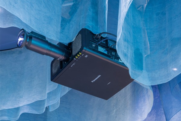 天井から垂れ下がる布製作品に囲まれた小型軽量のPT-REQ12JLBが、展示空間との一体感を高めた。