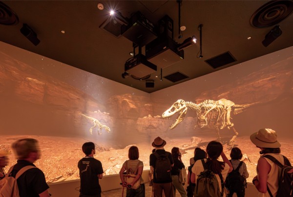 福井県ゾーンでは、特徴的な地域資源である「恐竜」をテーマとするインパクトのある展示を実施した。恐竜の繁栄と絶滅から未来を見つめる大型の4面VR映像空間では、高輝度プロジェクターPT-REZ12JLBを4台用いて、入場者の記憶に残るダイナミックな演出を実現した。