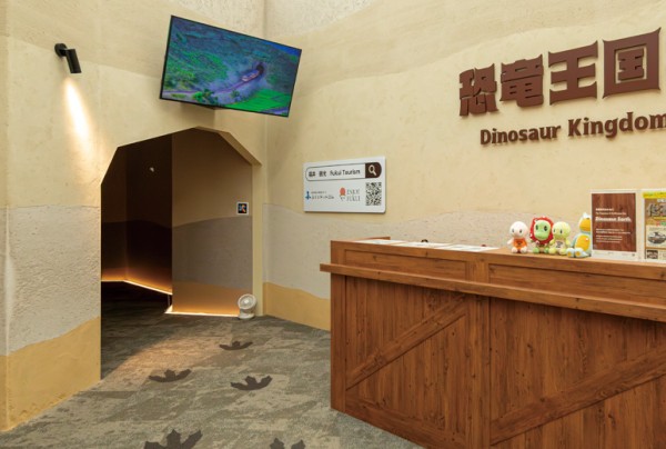 入場口に設置されたTH-55SQE2Jが映し出す映像作品が、来場者の期待感を高めた。