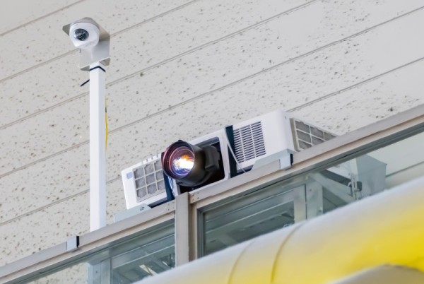 PT-MZ20Kと投写確認用のネットワークカメラ