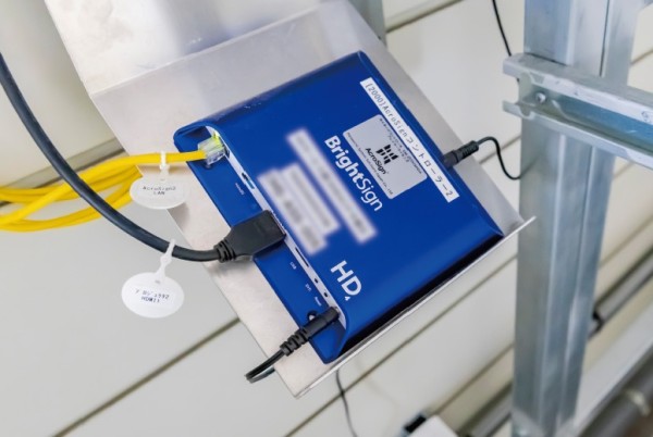 映像の配信はAcroSign®で実施