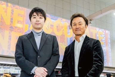 株式会社ジェイアール東日本企画 メディアソリューション本部 Beyondメディア局 開発セールス部 部長代理 兼 交通媒体局 メディア営業部 添野 佑吾 様（写真右） メディアソリューション本部　 Beyondメディア局 開発セールス部 関岡 俊介 様（写真左） ※所属は納入時のものです。