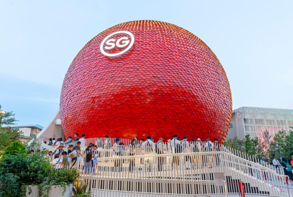 球体と別館からなる3階建ての建物である「ドリームスフィア」は、約17,000枚のリサイクルされたアルミニウムディスクで作られています。