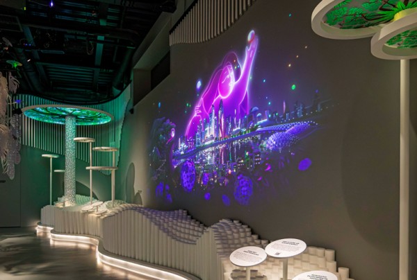 シンガポールを拠点とするクリエイティブアニメーションスタジオ、Finding Picturesによる没入型アニメーション作品が、鮮やかなプロジェクションにより生命を吹き込まれる。これらの映像は、メリッサ・タンによるアートインスタレーション《Paving Paradise》と、アシュリー・ヨーによる《Living with Nature》をつなぎ合わせ、シームレスで物語性あふれる体験を創出。