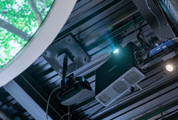 ミラー型超短焦点レンズにより設置場所に左右されない美しい映像を投写。