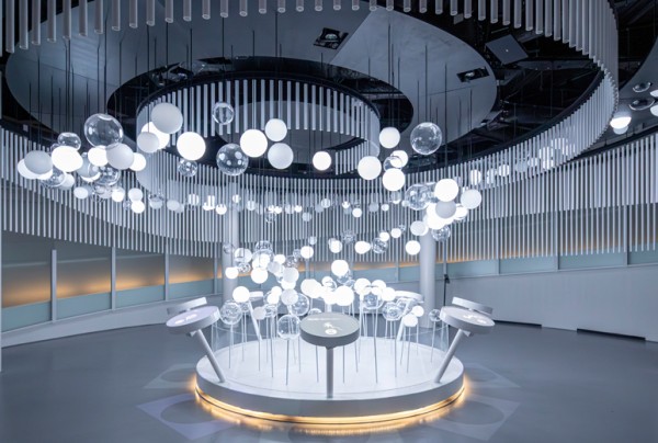 ドリーム・リポジトリでは、来場者は「ドリーム・クリエーション・ステーション」で自分の夢を創り、共有することができます。その夢は、3階にあるスフィアへ投映。