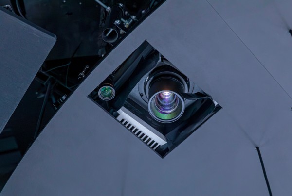 天井にPT-MZ782を8台設置。隣にカメラも設置され、プロジェクターと連動。