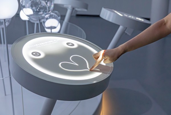 カメラで手の動きを追従し、プロジェクターでテーブルに文字を映し出す。