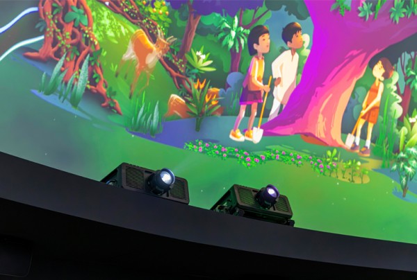 PT-REQ12Lを15台使用。ブレンディングにより、つなぎ目のない美しいドームマッピングを実現。