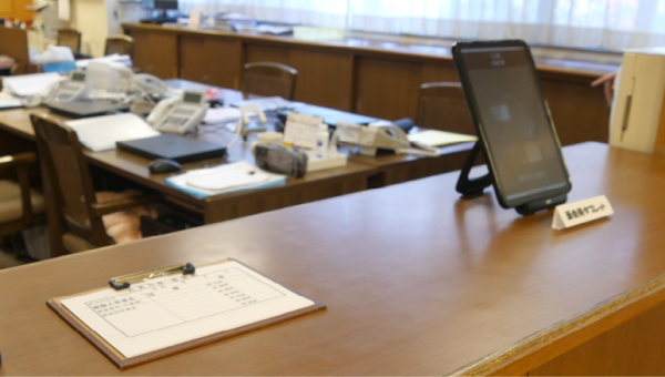 用紙の面会票も利用しているが、定期的に来られる方のほとんどは顔認証に登録いただき、タブレットで受付対応